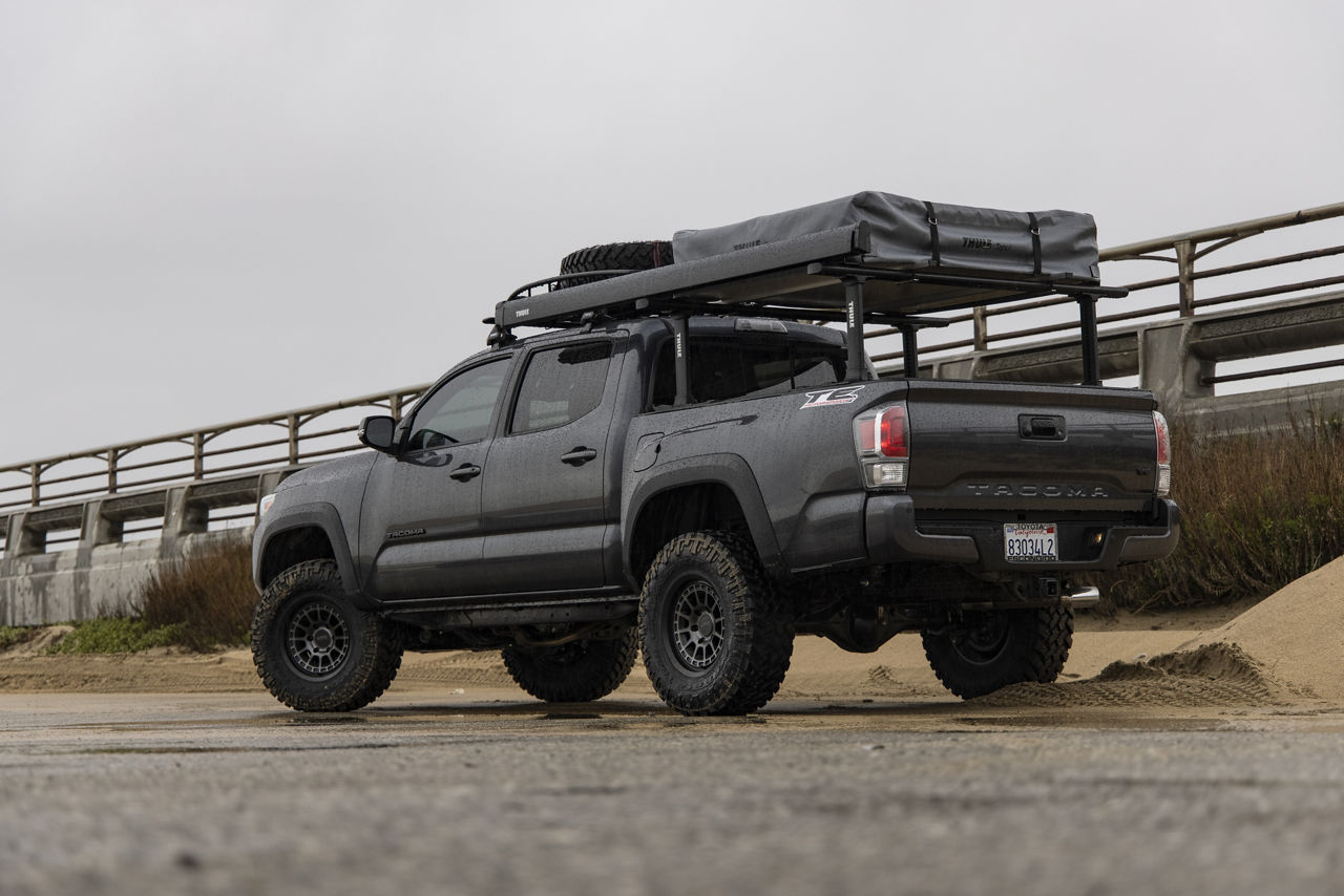 ◆あご当てCozina型 HillClamp Ebony 4/4 2017 Toyota Tacoma 4x4 Offroad - KMC CANYON - Black | Wheel Pros